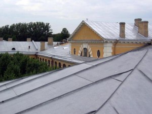 Как качественно покрасить крышу