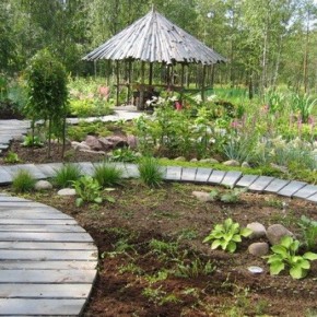 Как украсить садовый участок мозаикой?