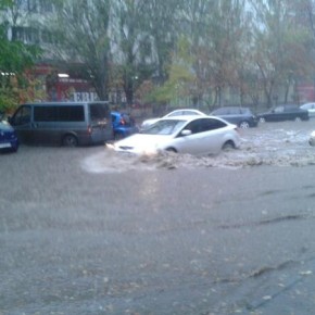 Потоп в  Ростове-на-Дону:сильнейший ливень превратил главные трассы в речки