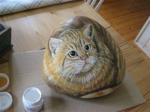 нарисованый кот на камне