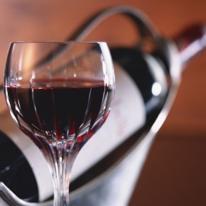 Как удалить пятна от красного вина с ковра