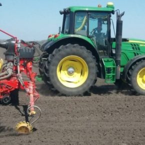 Николаевские аграрии в полевых условиях испытали первую в Украине сеялку Väderstad Tempo V 8