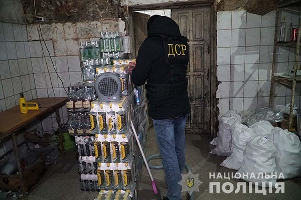 Алкоголя на 250 тысяч: тернопольские оперативники «накрыли» подпольную винокурню (ФОТО, ВИДЕО)