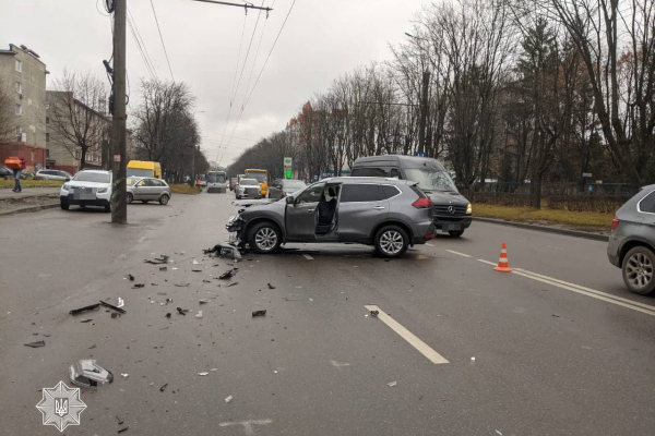 Масштабная автотроща в Тернополе: столкнулись 4 машины