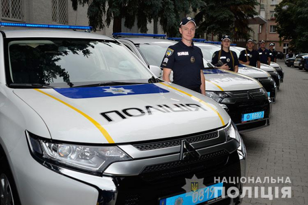 Тернопольским полицейским вручили ключи от новых автомобилей