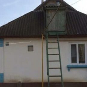 В Бильче-Золотом мужчина спускался с чердака, упал и умер