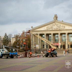 В Тернополе начали устанавливать новогоднюю елку
