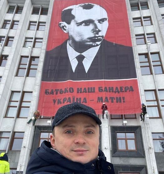На здании Тернопольского облсовета установили огромный портрет Степана Бандеры (ФОТО)
