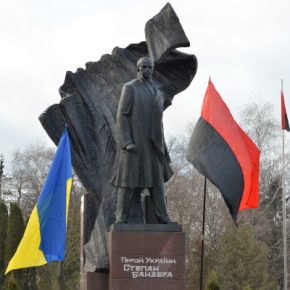 Охранять памятник Бандере – предлагают тернополяне