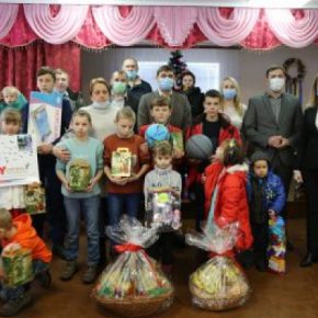 Патронатным семьям области передали подарки ко Дню святого Николая