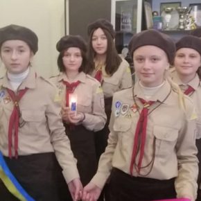 Пластуны Вишневецкой станицы разносят Вифлиемский Огонь Мира