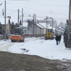 В Бережанах щебень на дорогах укладывают поверх снега?
