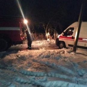В снегах Тернопольщины ночью спасали две скорых, автобус и даже грейдер