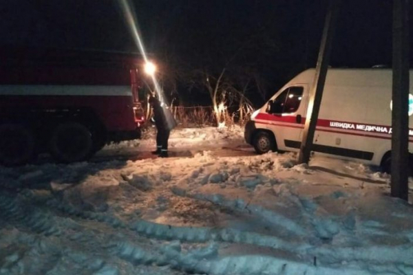 В снегах Тернопольщины ночью спасали две скорых, автобус и даже грейдер