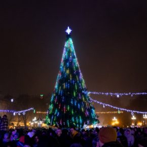 В Тернополе зажгли главную елку города (ФОТО)