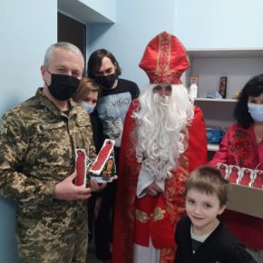 «АТБ» помогает поздравить детей-сирот из прифронтовых регионов Украины