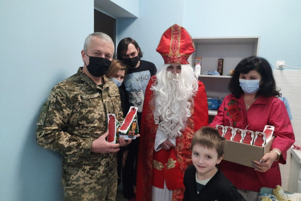 &laquo ;АТБ» помогает поздравить детей-сирот из прифронтовых регионов Украины