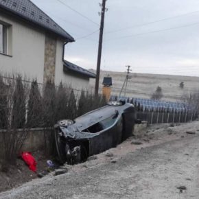 ДТП в Бережанах: на Рождество легковушка взлетела с дороги и застряла в изгороди