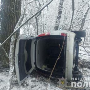 ДТП в Тернополе: на объездной Renault Espace врезался в дерево, а на Тарнавского тройная авария