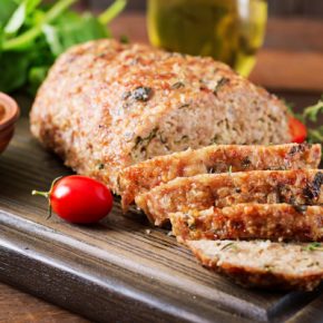 Мясо к новогоднему столу: рулет из фарша с творогом и перцем