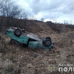В Монастырищине автомобиль ВАЗ взлетел в кювет и перевернулся. Пришлось вызвать спасателей