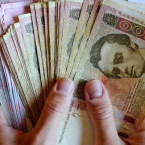 На сколько с нового года украинцам увеличивают зарплаты, стипендии и пенсии