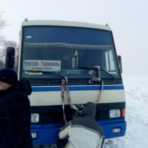 На Тернопольщине в снежном заносе застрял автобус с пассажирами (ФОТО)