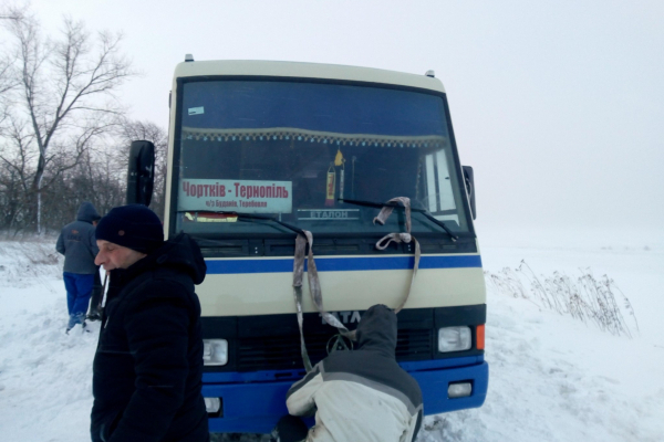 На Тернопольщине в снежном заносе застрял автобус с пассажирами (ФОТО)