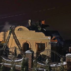 В Байковцах вчера горел дом: огонь уничтожил кровлю и перекрытие