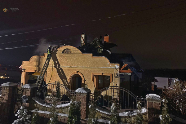 В Байковцах вчера горел дом: огонь уничтожил кровлю и перекрытие