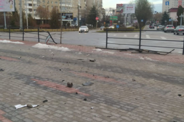 В центре Тернополя п’ яный водитель снес ограждение