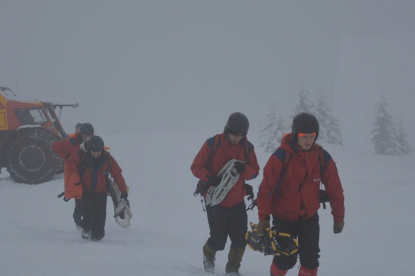 В Карпатах группу туристов накрыла лавина: пятеро оказались под снегом