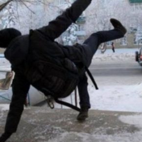 В Тернополе девушка поскользнулась, упала и получила черепно-мозговую травму