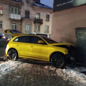 В Тернополе на проспекте Бандеры произошло ДТП: автомобили оказались на тротуаре