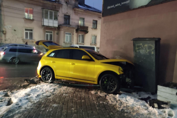 В Тернополе на проспекте Бандеры произошло ДТП: автомобили оказались на тротуаре