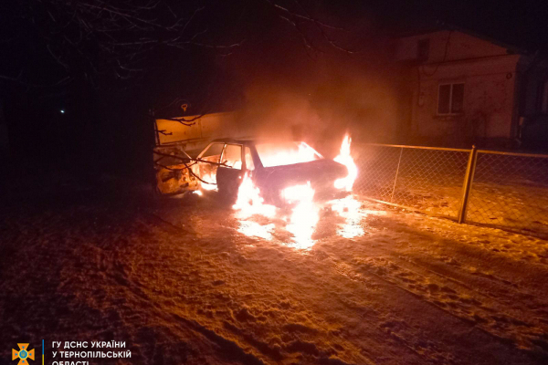 Вчера вечером неподалеку Микулинцев вспыхнул автомобиль ВАЗ (фото)