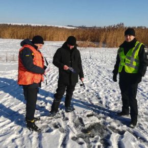 Жителей Тернопольщины призывают воздержаться от прогулок по замерзшим водоемам