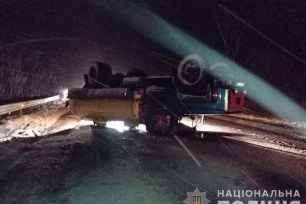 ДТП неподалеку от Кременца: молоковоз столкнулся с Мерседесом и перевернулся