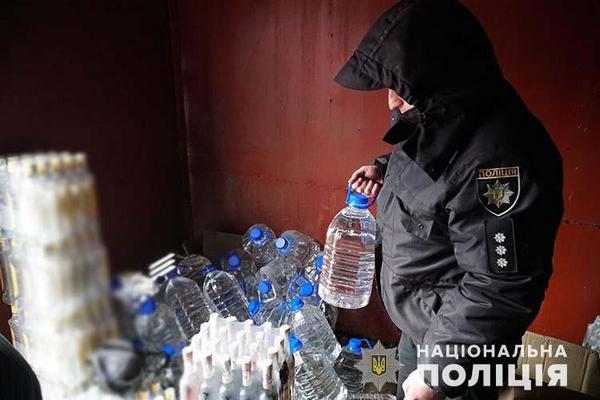 Разливали из ванны: в Тернополе прямо в гараже изготовляли «элитные»водки и коньяки (ФОТО, ВИДЕО)