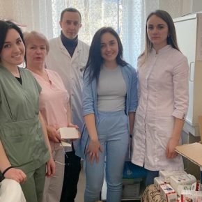 В Бучацкую больницу привезли помощь для переселенцев
