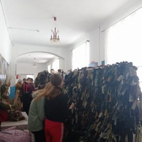 В Кременецкой области люди изготавливают маскировочные сетки.