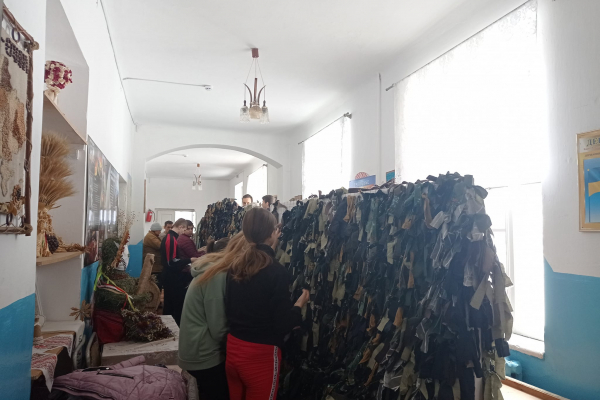 В Кременецкой области люди изготавливают маскировочные сетки
