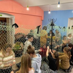 В Бучаче плетут маскировочные сетки и собирают помощь
