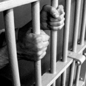 В изолятор за ножевое ранение попал житель Гусятинского общества