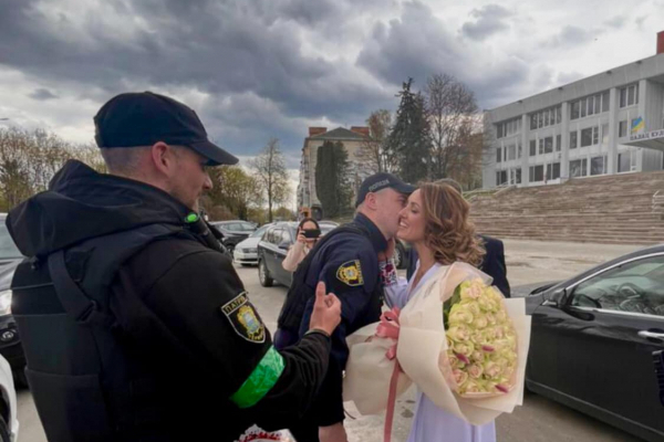Любовь во время войны: в Тернополе поженилась полицейская