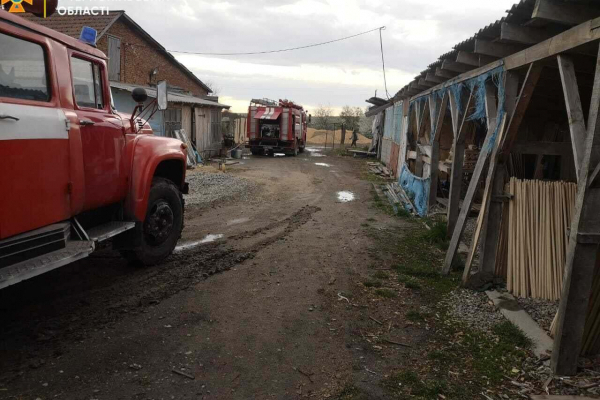 На Тернопольщине из-за удара молнии загорелась мастерская