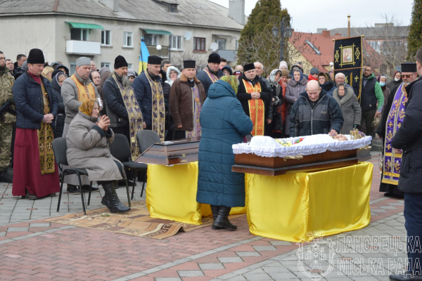 На Тернопольщине люди на коленях встретили тело Героя
