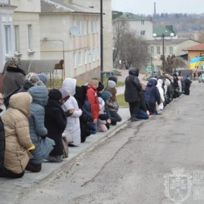 В Тернопольской области люди на коленях встретили тело Героя