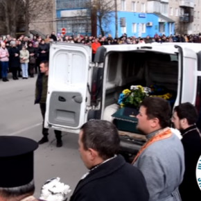 В Тернопольской области люди на коленях встретили тело погибшего Героя Сергея