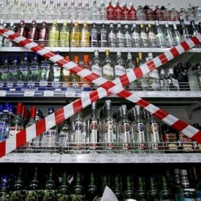 Совет обороны области не будет возобновлять продажу спиртного, но разрешение смогут предоставить местные власти